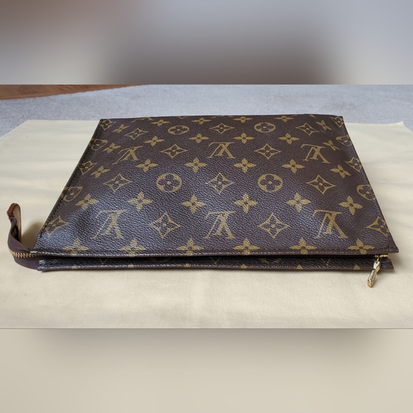 LOUIS VUITTON TOILETRY 26 COSMETIC BAG - Picture 5 of 16